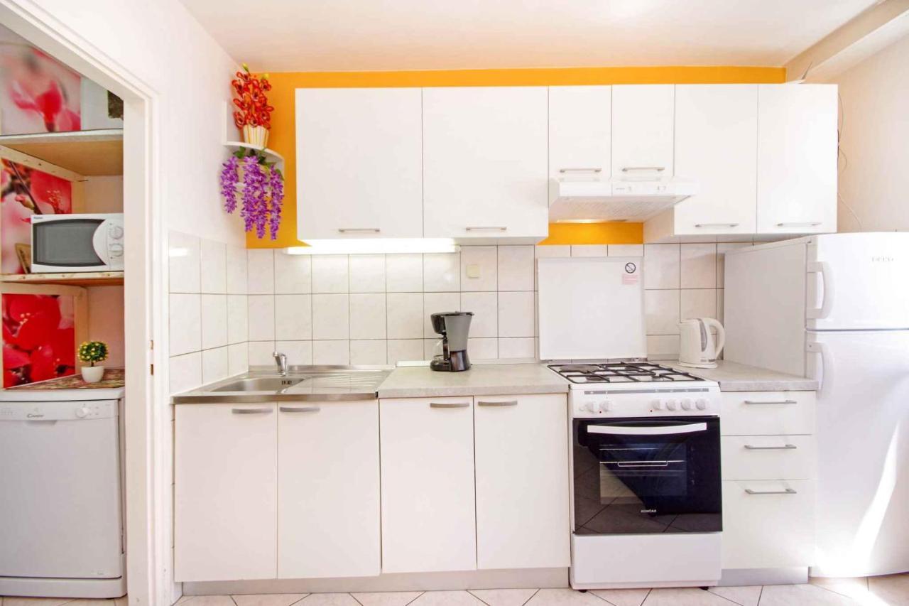 Two-bedroom In Makarska/makarska Riviera 6709 Makarská